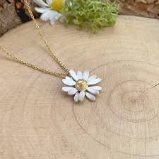 A Pet Lover’s Treasure: Floral Daisy Pendant Necklace