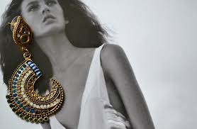 A Timeless Bond: Gold and Silver Necklaces in Emotional Design