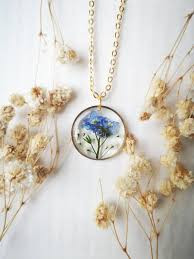 The Meaningful Bloom: Acrylic Flower Pendant Necklace and Its Emotional Depths
