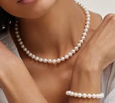 The Timeless Elegance of Women’s Pearl Necklaces