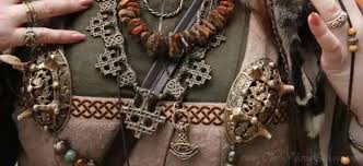 Timeless Elegance: The Rise of Viking Necklaces in Modern Style