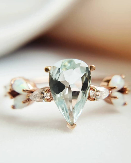Timeless Love: Antique Style Engagement Rings in Family Experiences