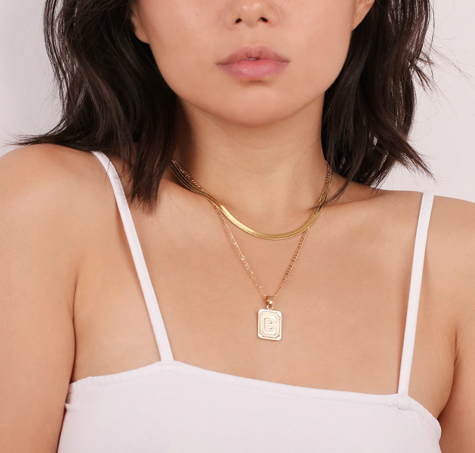 Collier pendentif lettre carrée Leila