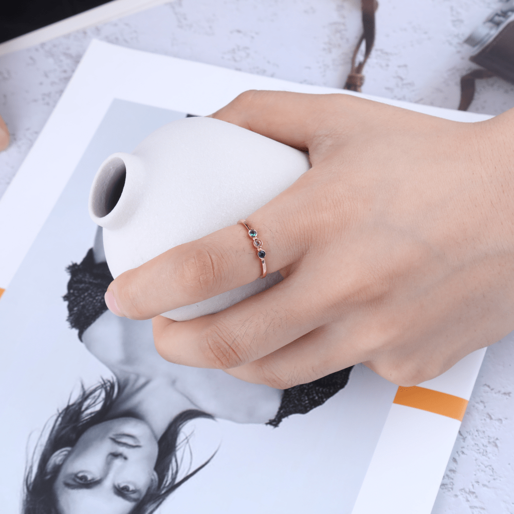 Bague délicate avec 3 pierres de naissance