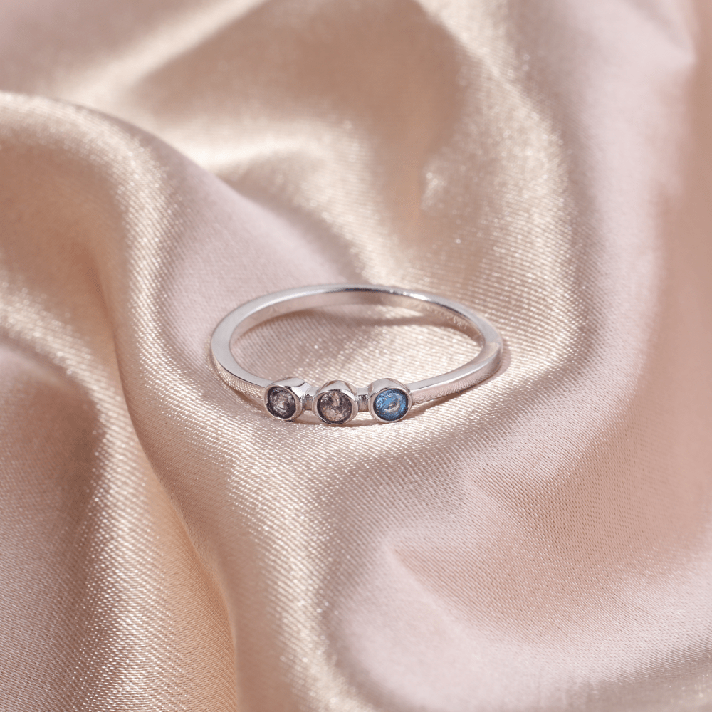 Bague délicate avec 3 pierres de naissance