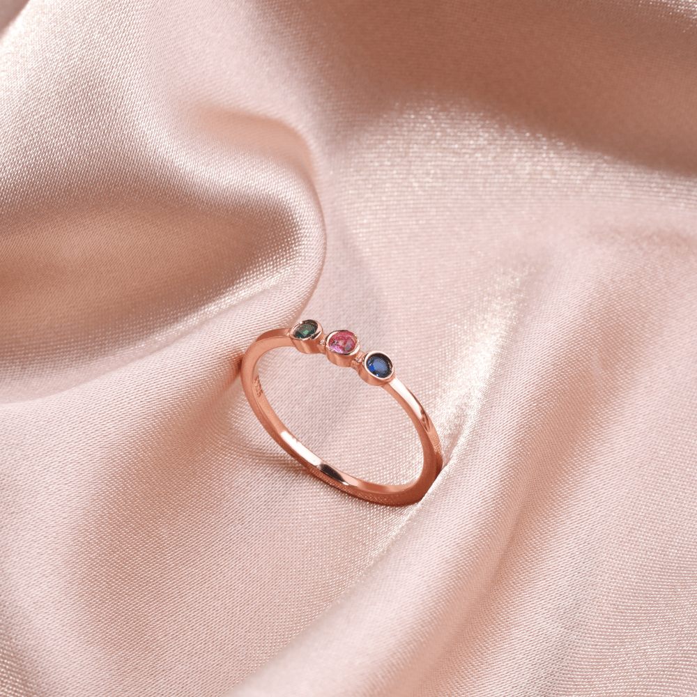Bague délicate avec 3 pierres de naissance