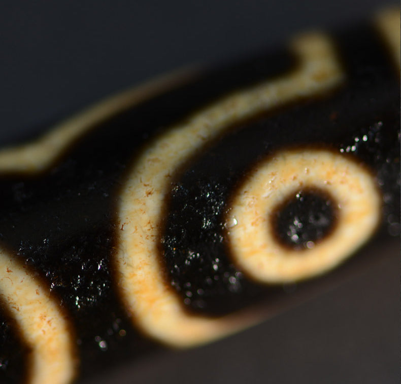 Pendentif en agate dzi jaune, longueur 58 mm et largeur 12,5 mm, Totem aléatoire