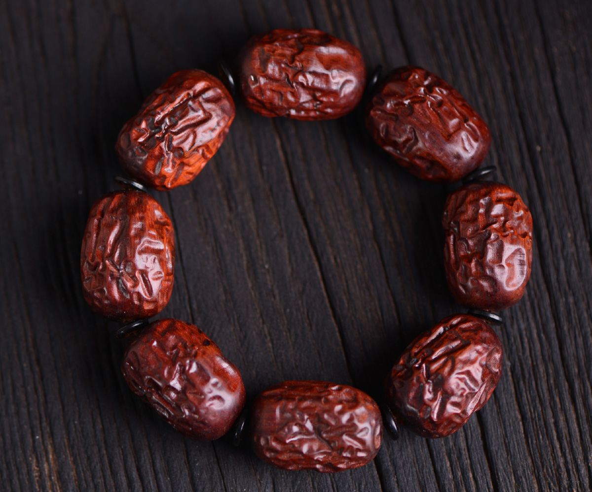 Bracelet fait main en perles de dattes rouges sculptées en bois de santal rouge