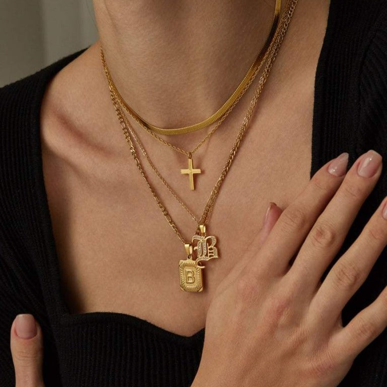 Collier pendentif lettre carrée Leila