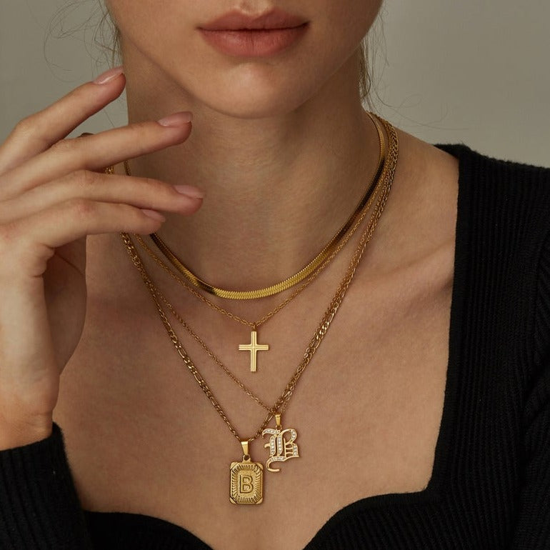 Collier pendentif lettre carrée Leila