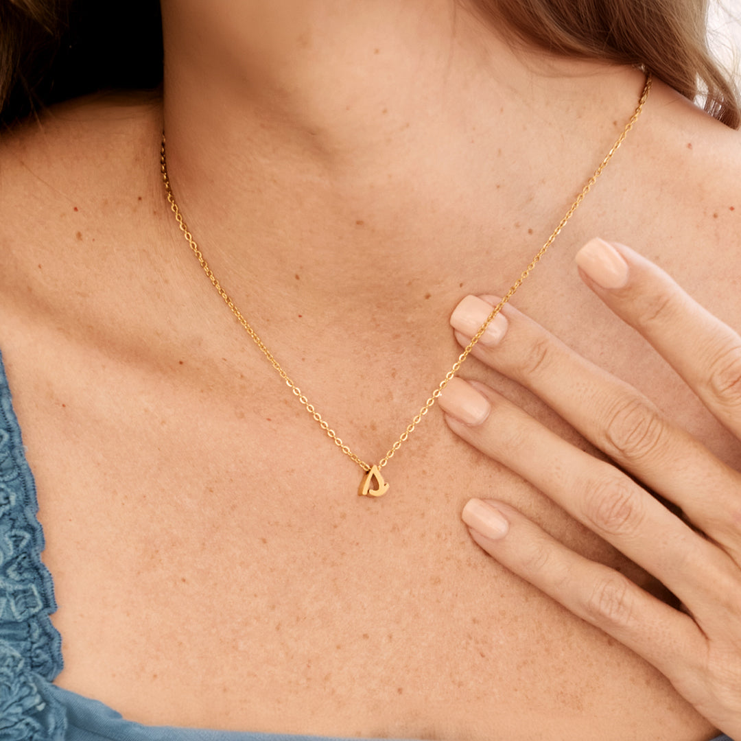 Halskette mit winziger Initialenschrift