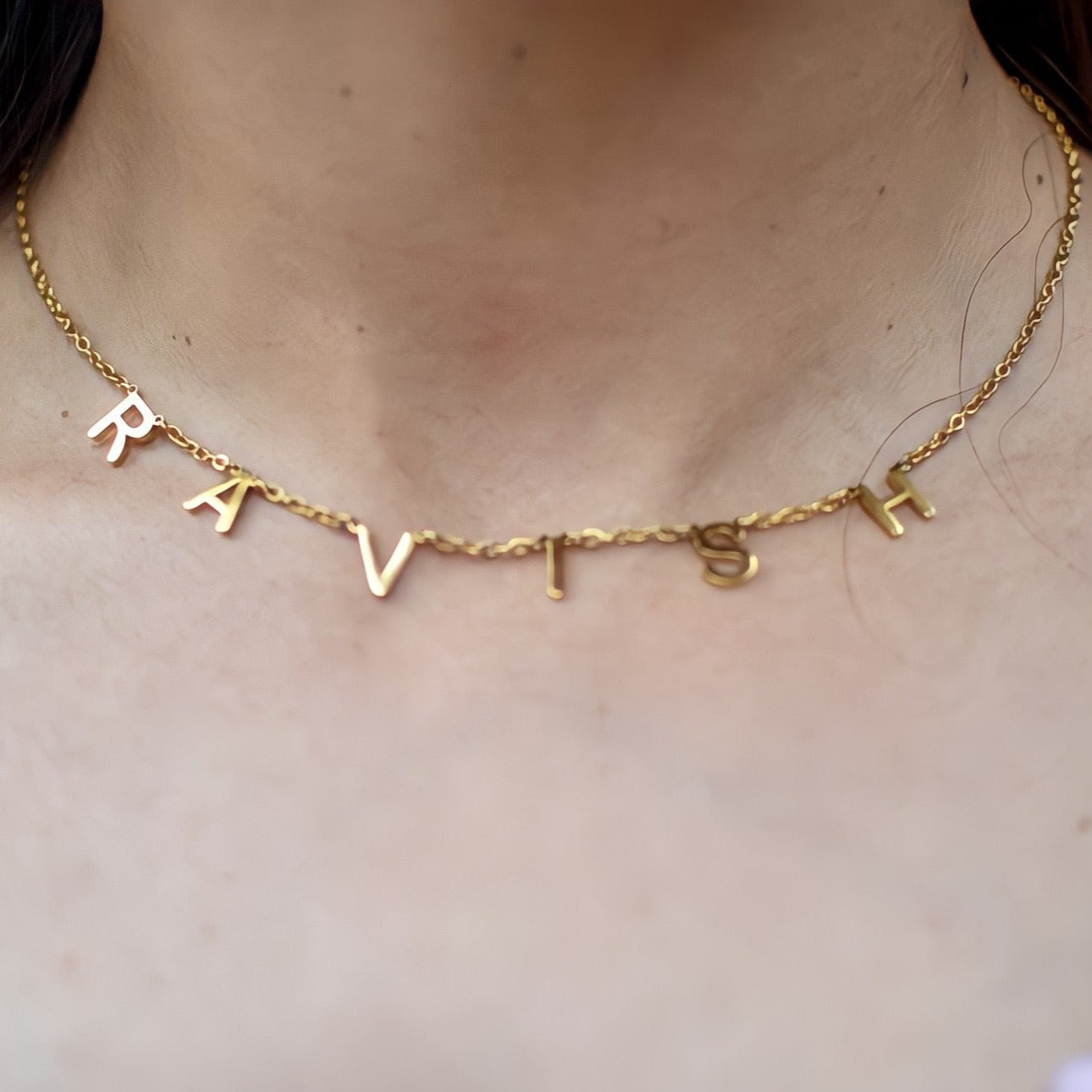 Collier avec prénom et lettres espacées