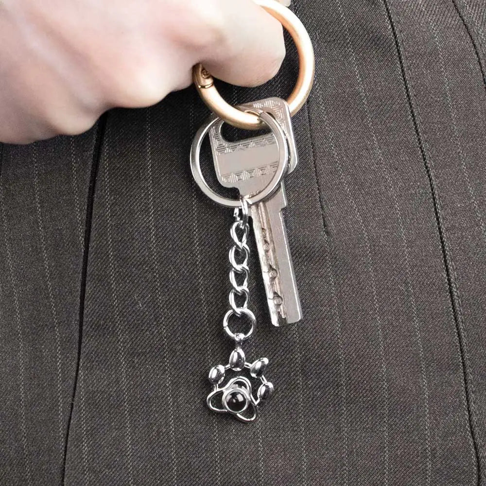 Porte-clés commémoratif à projection d'empreintes de pattes