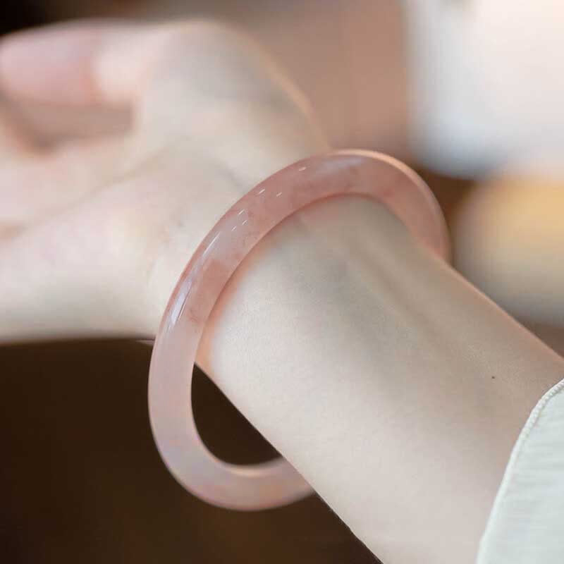 Bracelet jonc en jade et soie rose doré avec pierres de Bouddha