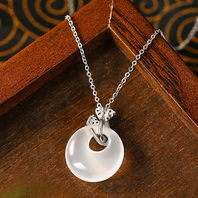 Collier pendentif en pierre de Bouddha, calcédoine naturelle, feuille de ginkgo, boucle de paix, harmonie