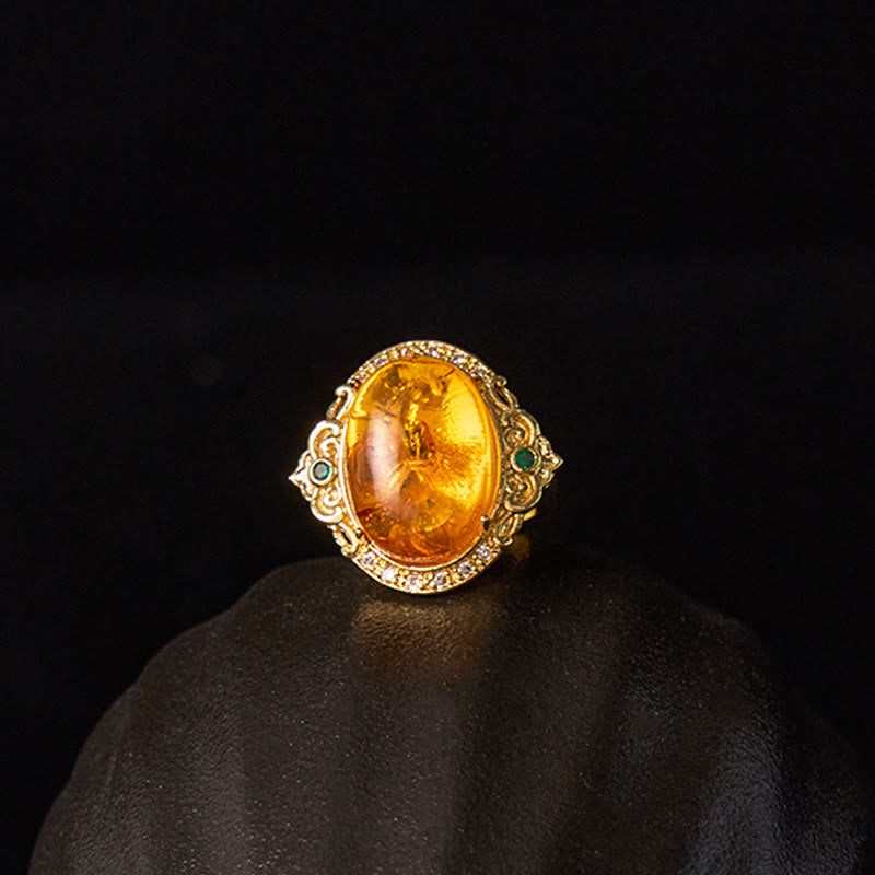 Bague de mise au point en pierres de Bouddha avec motif de fleur d'ambre et d'œuf de pigeon
