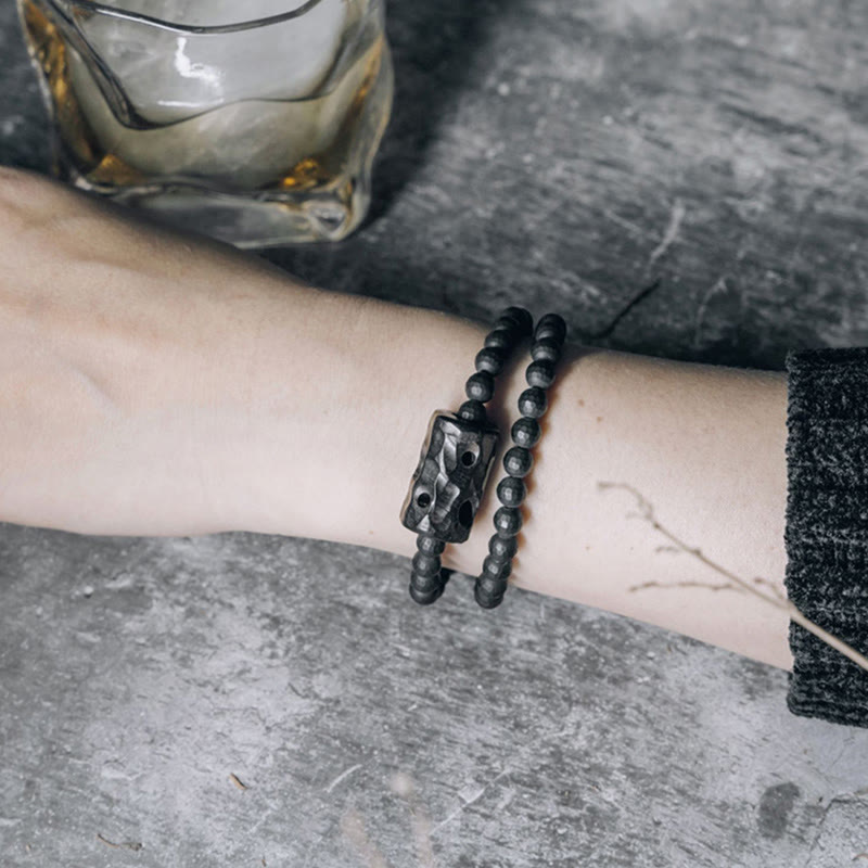 Bracelet de protection double tour en onyx noir et ébène avec pierres de Bouddha et surface taillée givrée