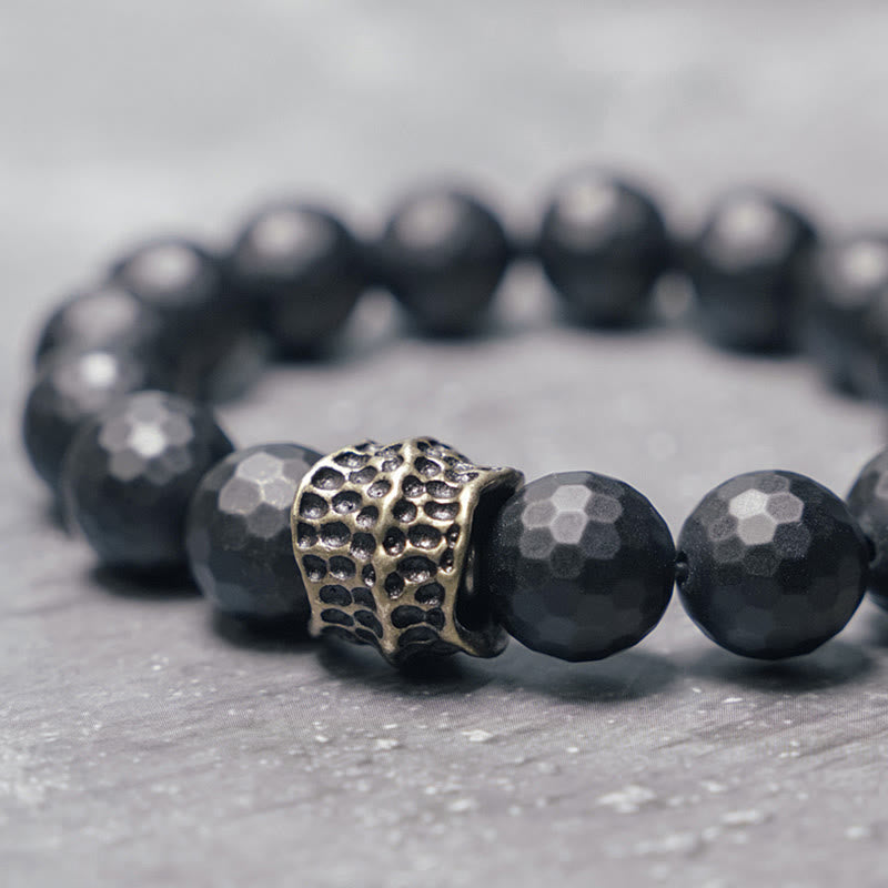 Bracelet de protection en cuivre et laiton avec pierres de Bouddha givrées mates et onyx noir