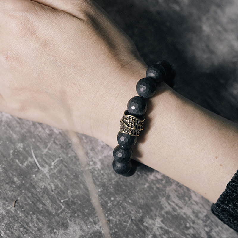 Bracelet de protection en cuivre et laiton avec pierres de Bouddha givrées mates et onyx noir