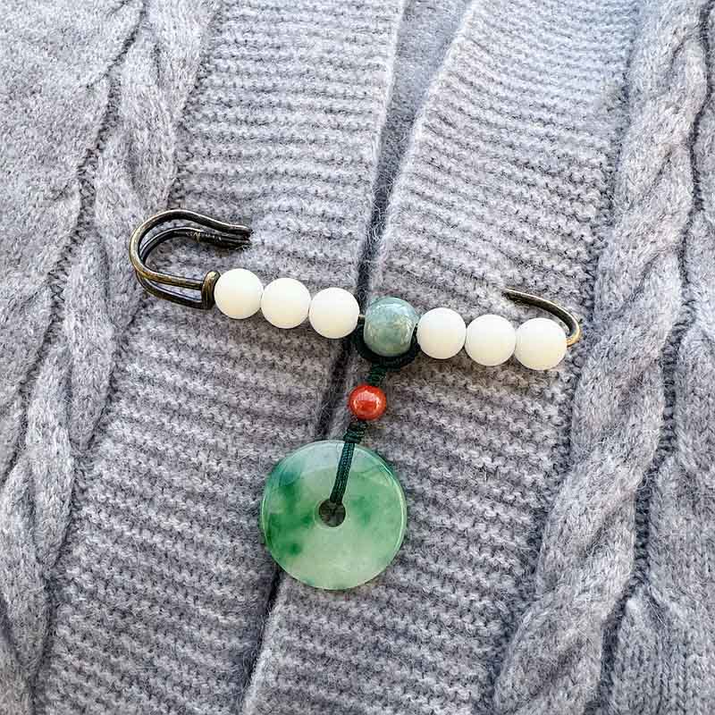 Broche porte-bonheur en jade et pierre de Bouddha