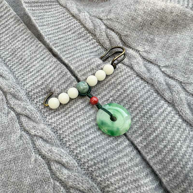 Broche porte-bonheur en jade et pierre de Bouddha