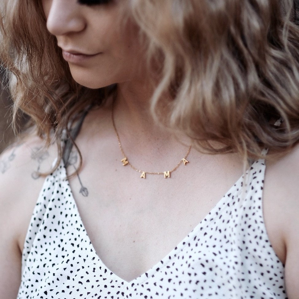 Le collier lettre MAMA