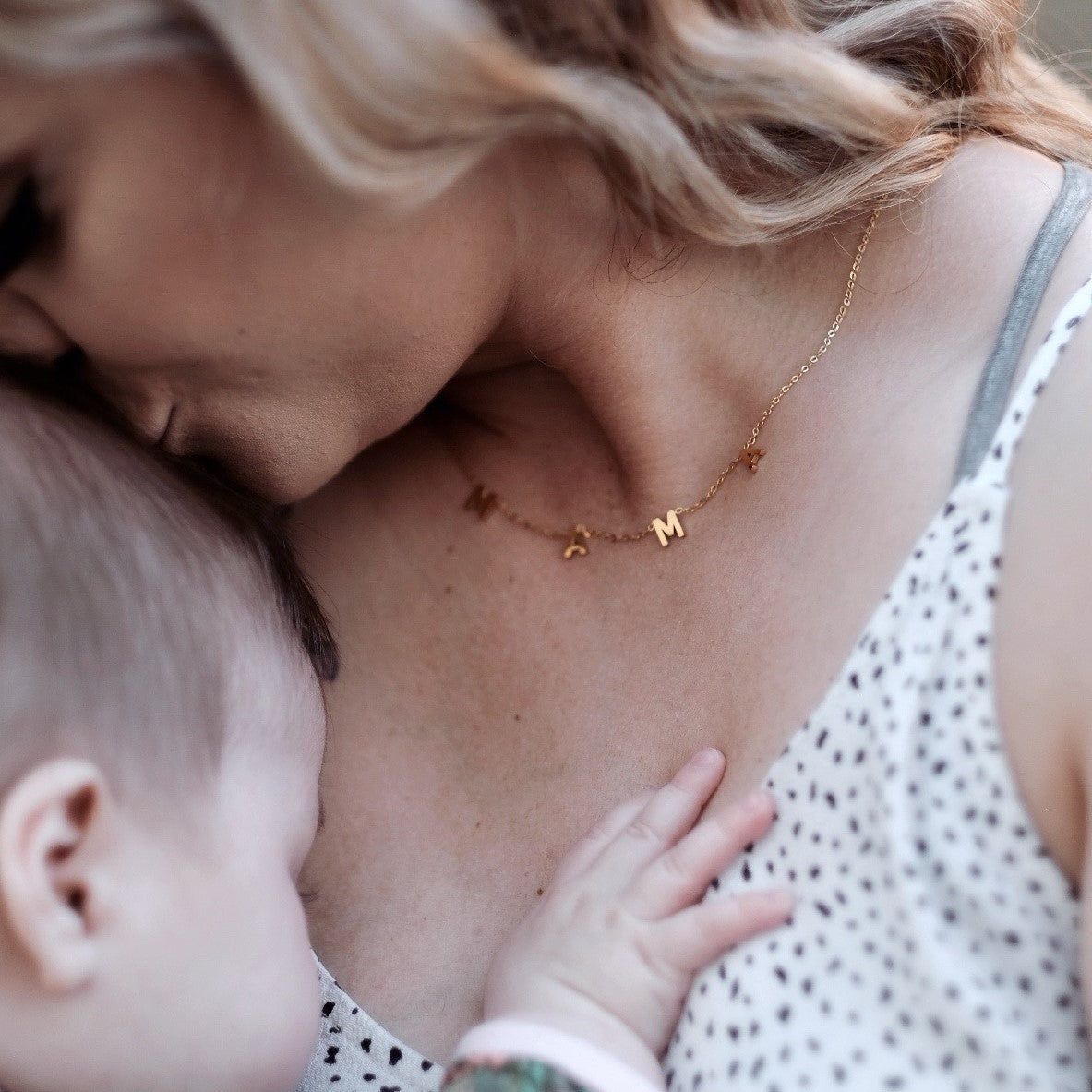 Le collier lettre MAMA