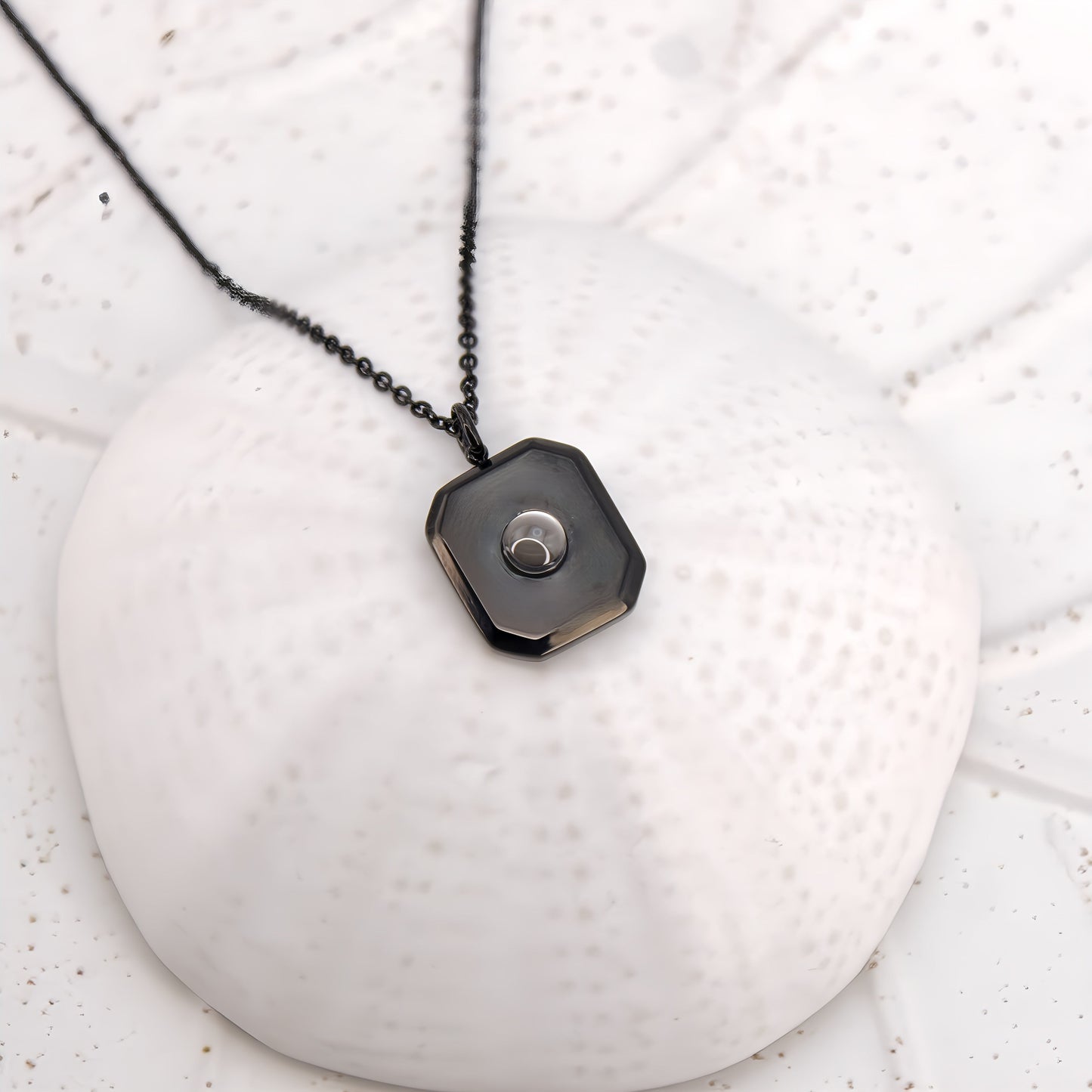 Collier à pendentif carré avec projection