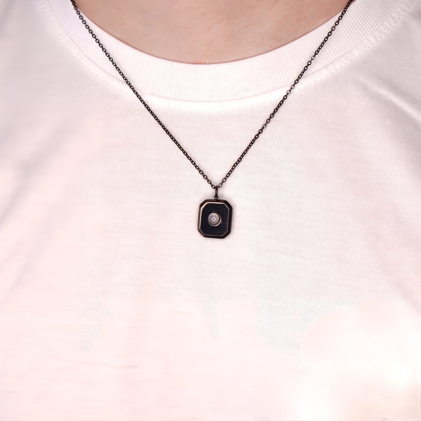 Collier à pendentif carré avec projection