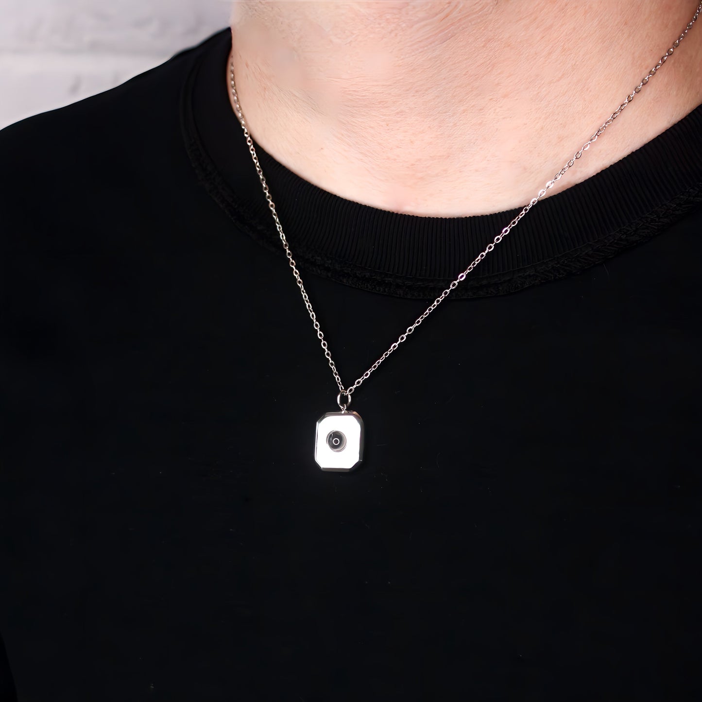 Collier à pendentif carré avec projection