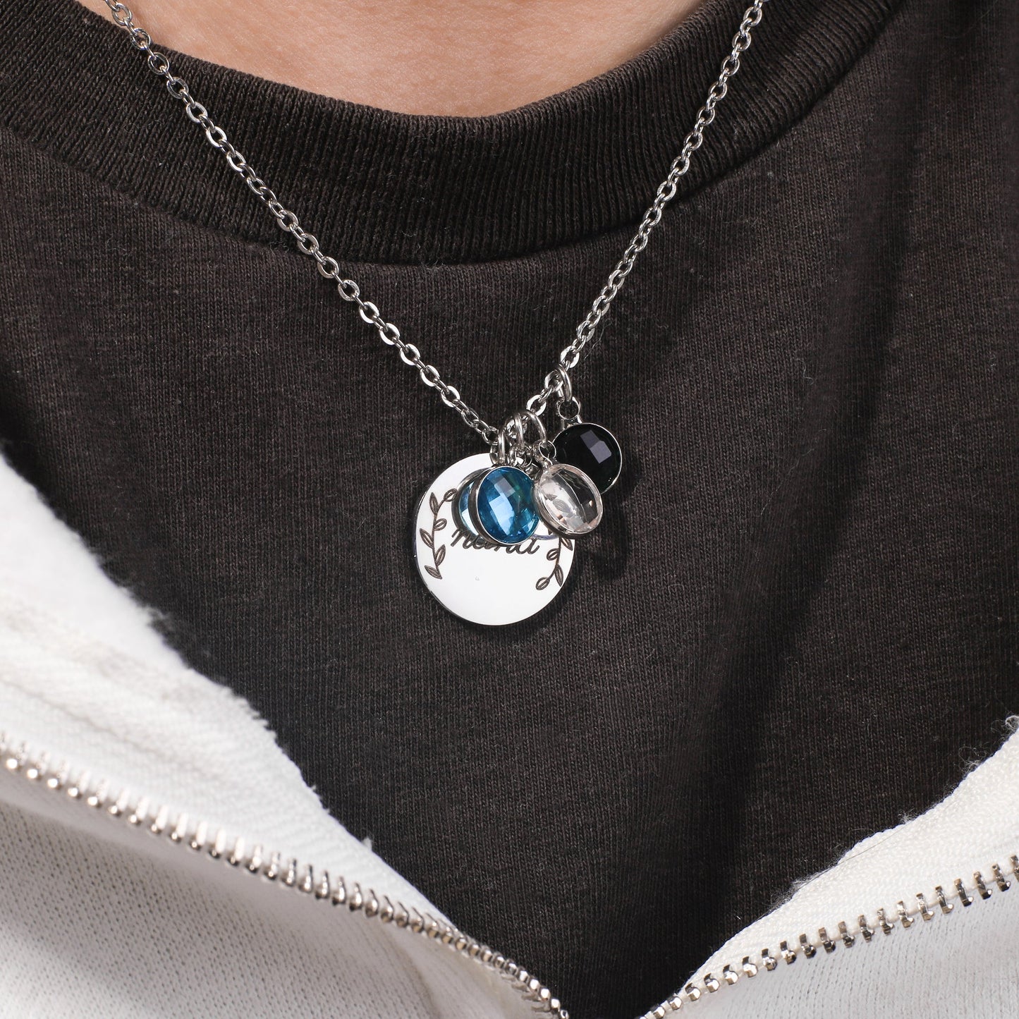 Collier pendentif pierre de naissance gravée avec feuilles