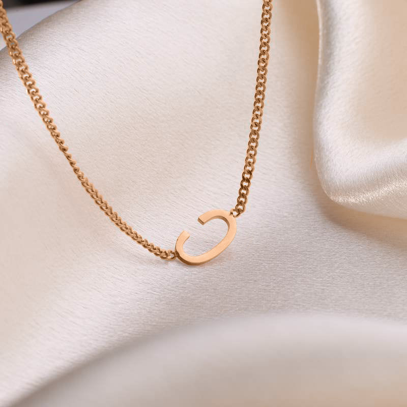 Le collier initial maigre