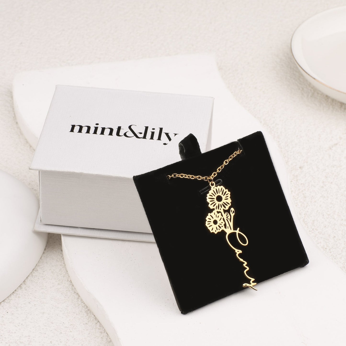 Collier avec nom de fleur de naissance