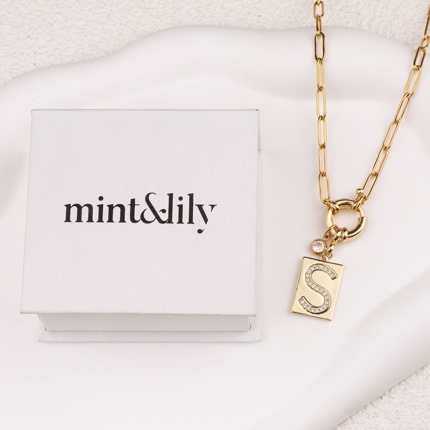 Halskette mit Pavé-Anhänger und Büroklammerkette