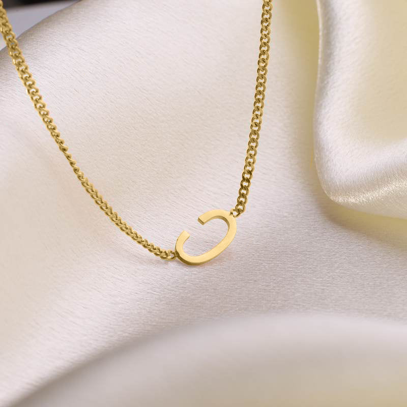 Le collier initial maigre