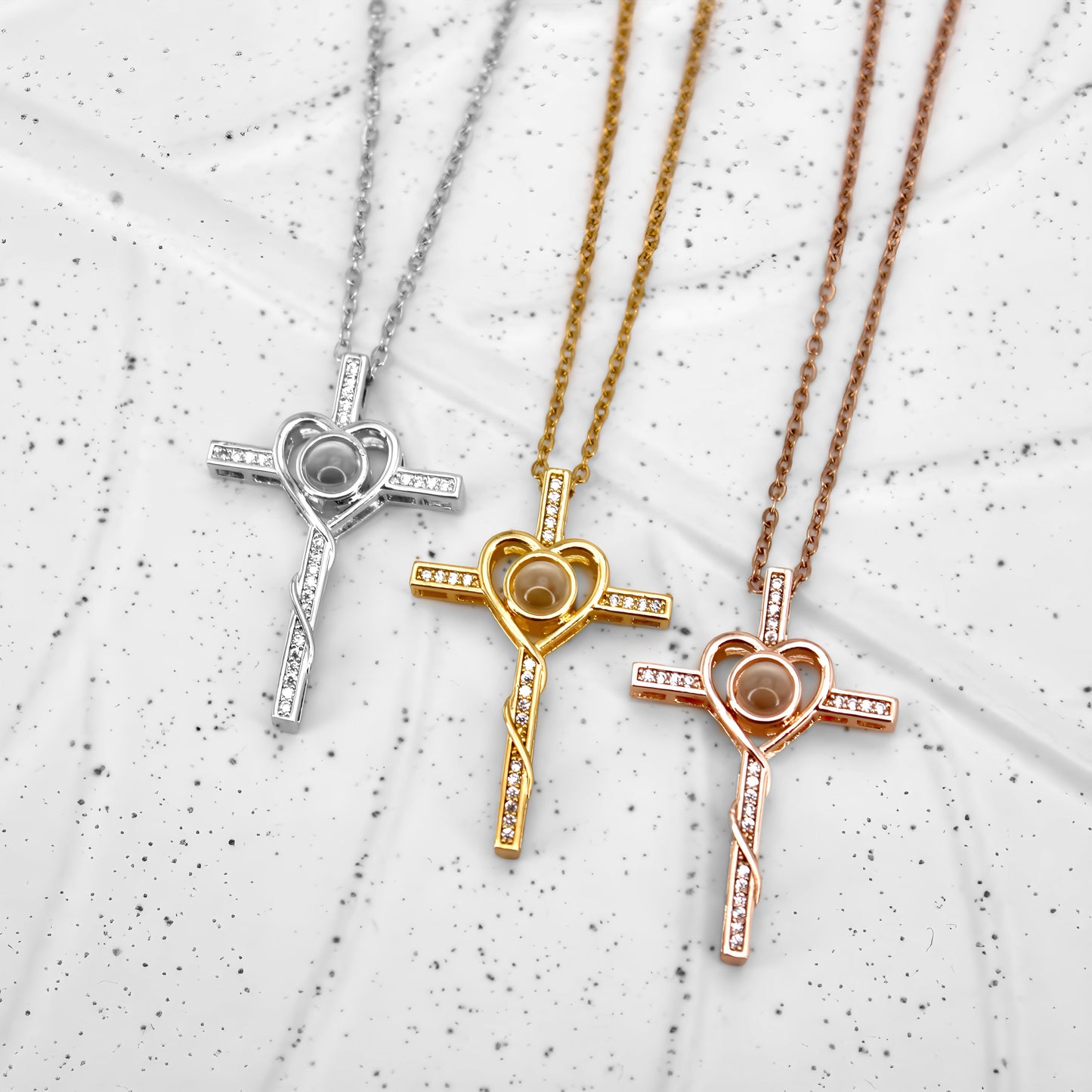 Collier minimaliste à projection de croix en diamant