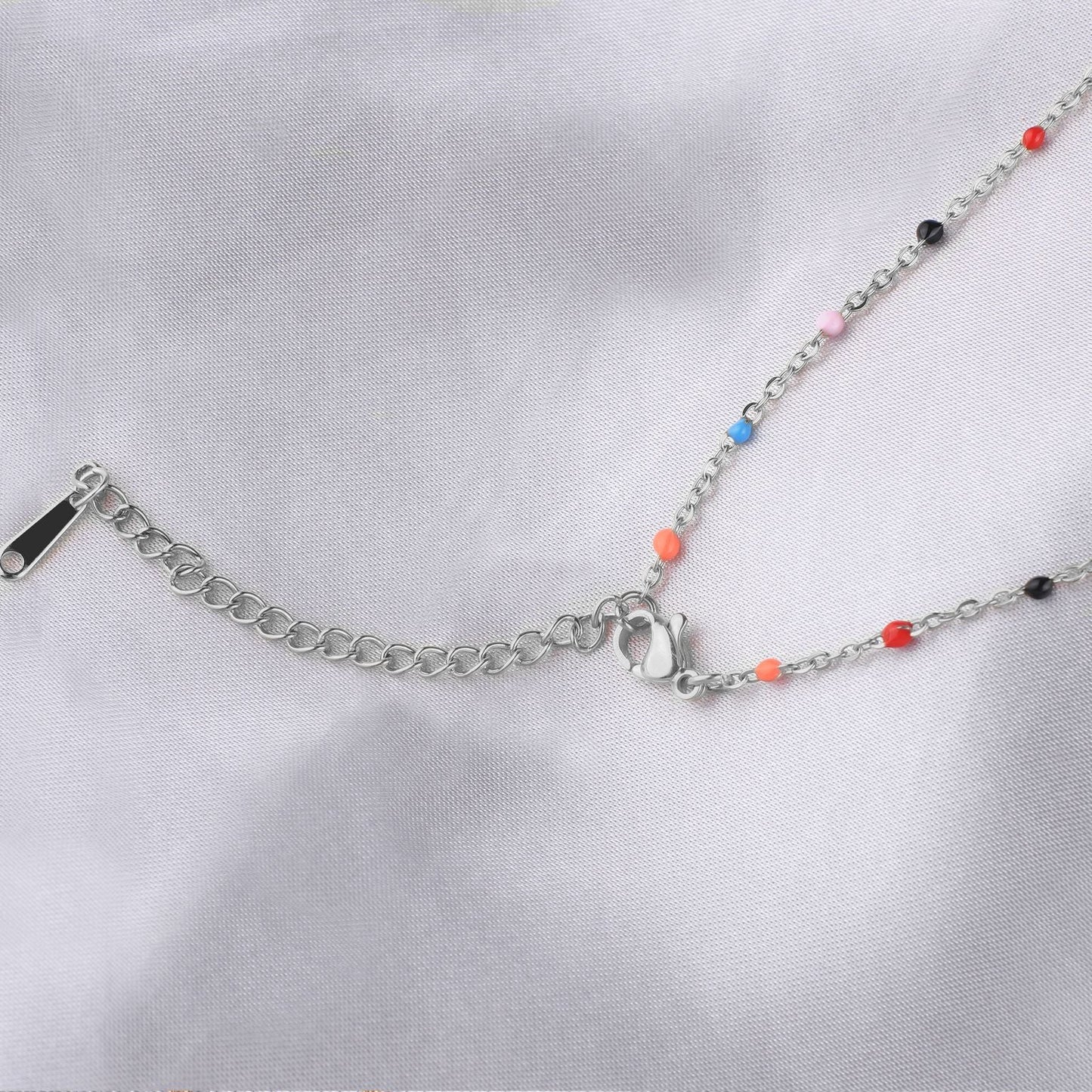 Collier de perles colorées avec nom de fée