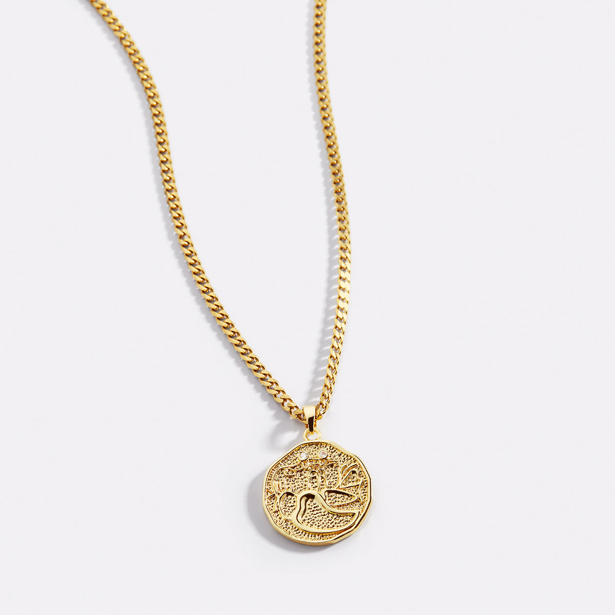 Collier avec pendentif en forme de pièce de monnaie représentant un signe astrologique