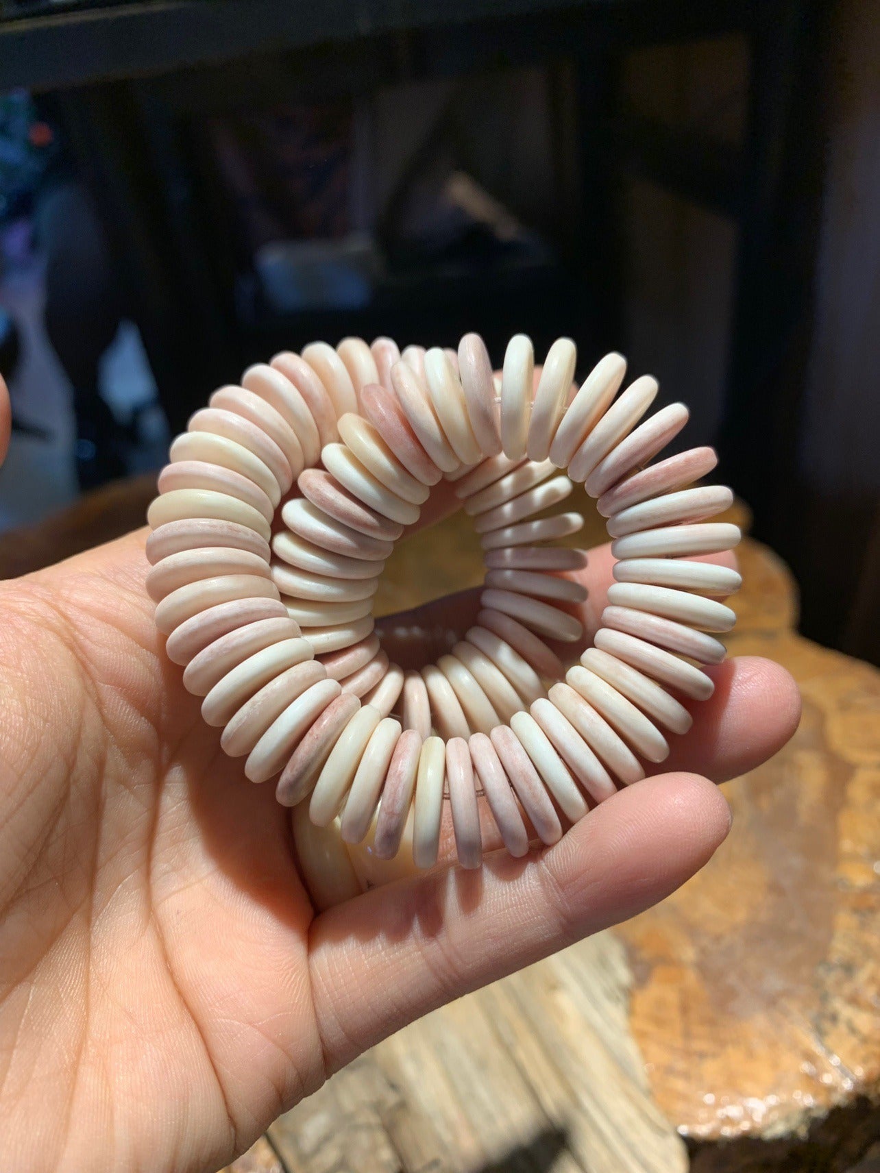 Rosa-weißes Kamelknochen-Flockenarmband (14 mm x 3 mm)