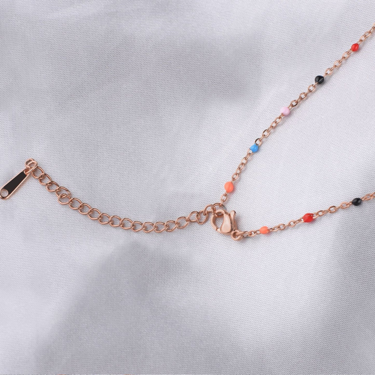 Collier de perles colorées avec nom de fée