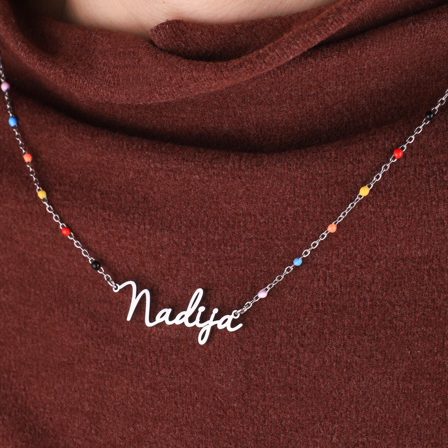 Collier de perles colorées avec nom de fée