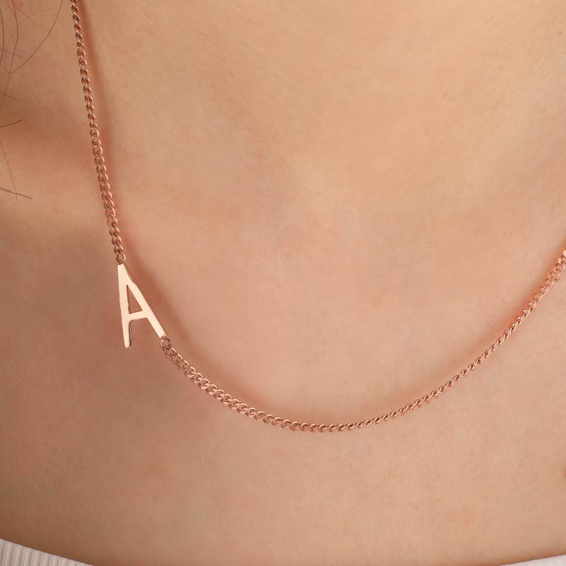 Le collier initial maigre