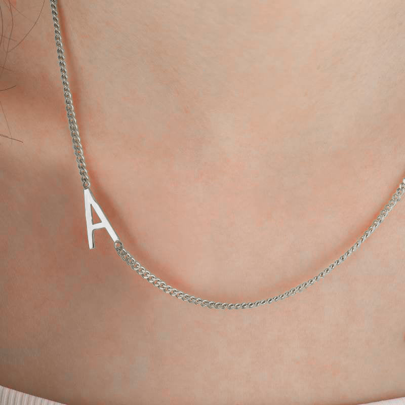 Le collier initial maigre