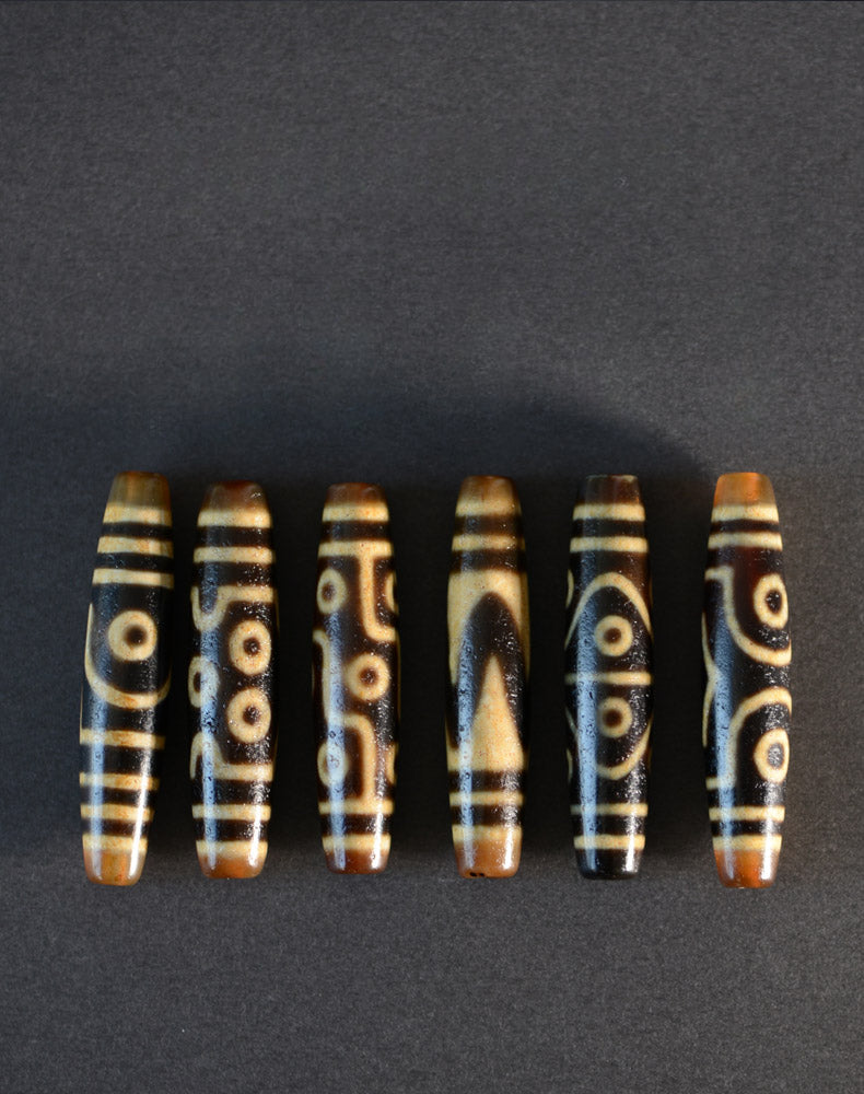 Tibetischer Dzi-Perlenanhänger aus Achat, Länge 58 mm und Breite 13 mm, Totem Random