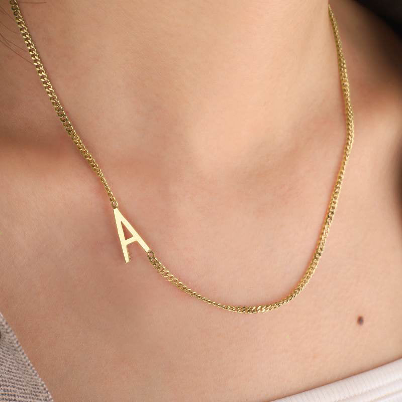 Le collier initial maigre
