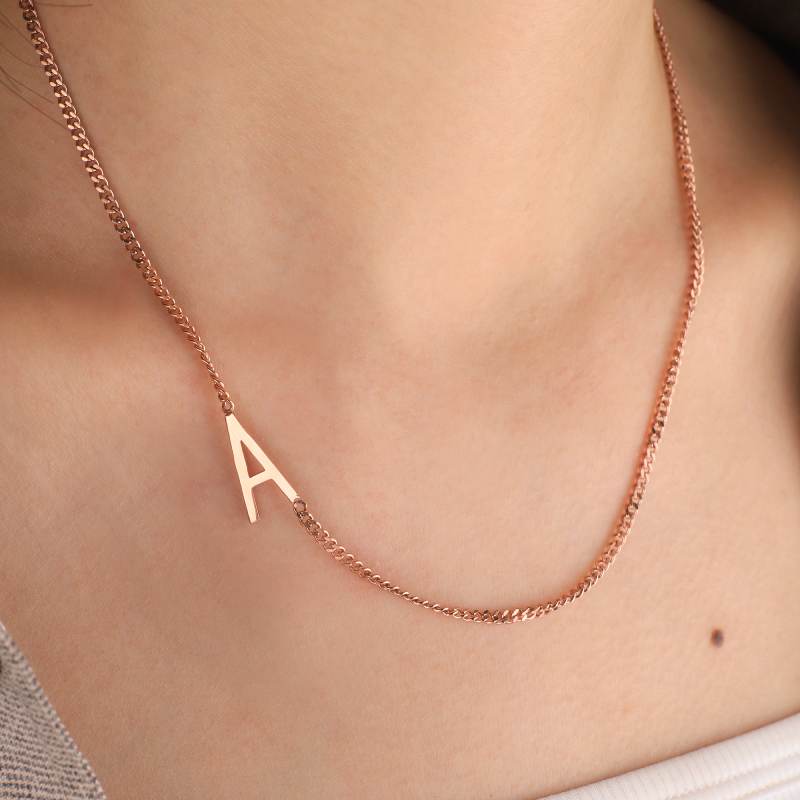 Le collier initial maigre
