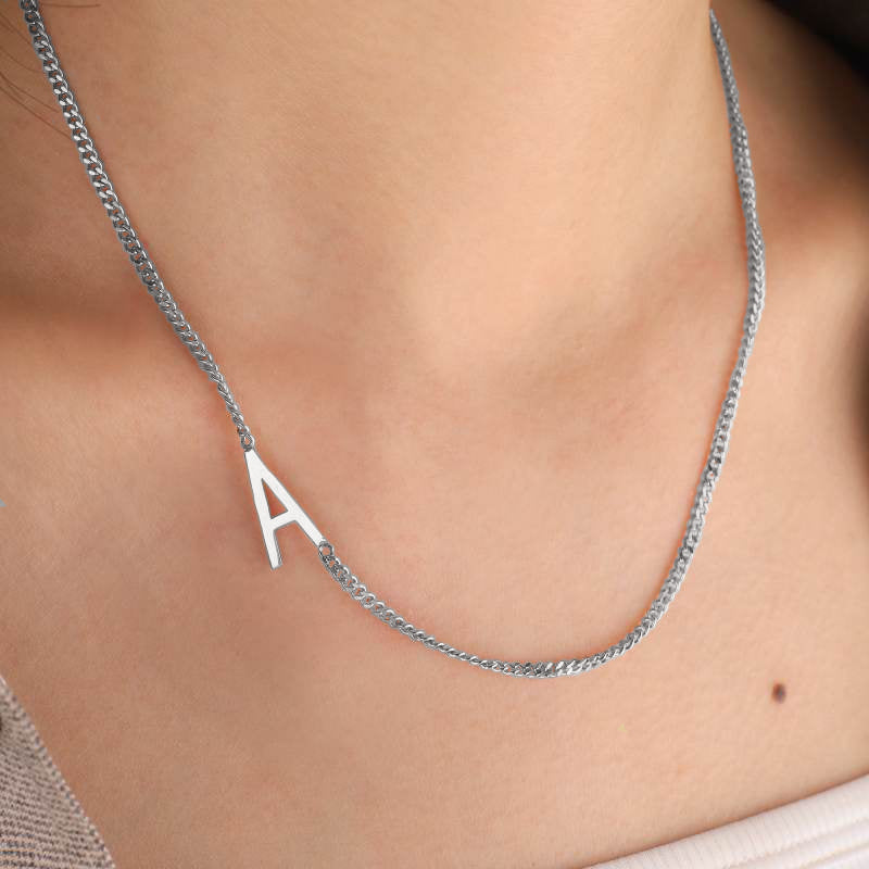 Le collier initial maigre