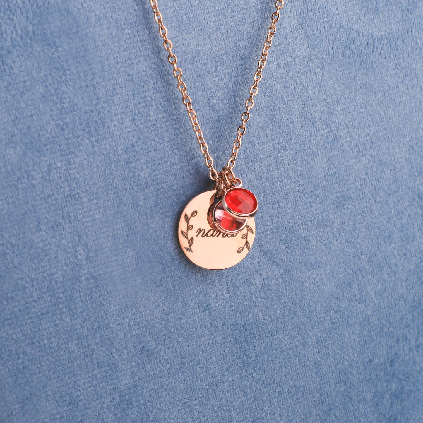 Collier pendentif pierre de naissance gravée avec feuilles