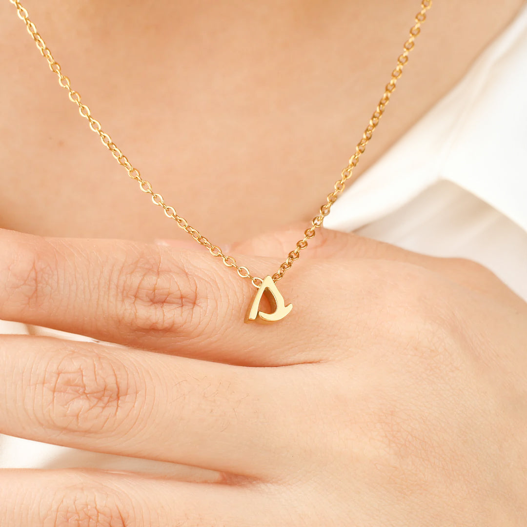 Halskette mit winziger Initialenschrift