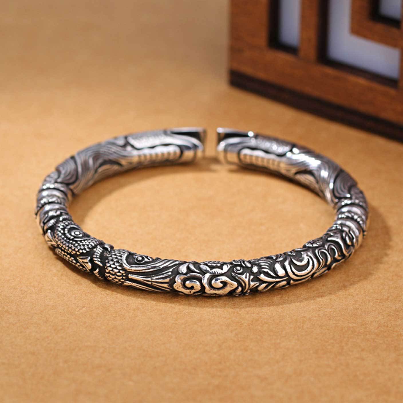 Bracelet manchette dragon en argent antique
